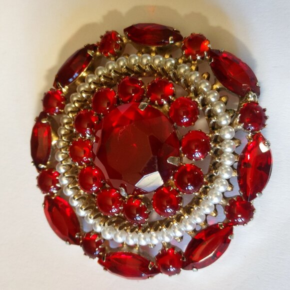 Brooch Ruby Red Rhinestones Faux Seed Pearls Vintage Gold Tone Round Layered - Picture 1 of 13